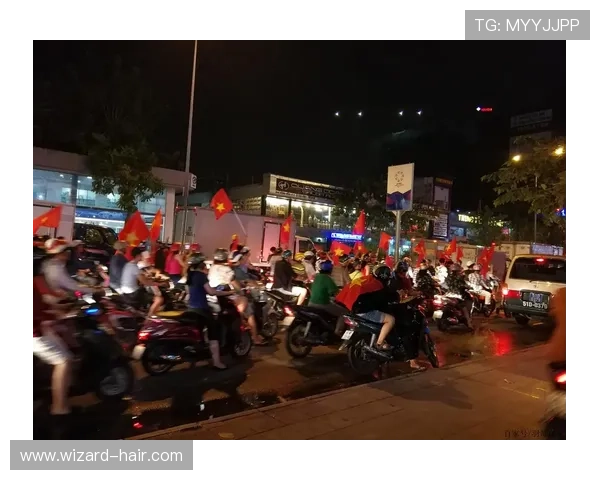 震撼数万越南球迷街观战后吃喝 震撼数万越南球迷街观战后吃喝